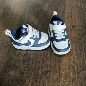 Nike size 4 toddler baby sneakers